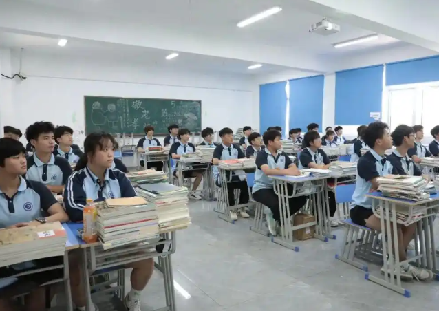 升学班选用文化课与专业课双线并进的培育形式文化课紧扣