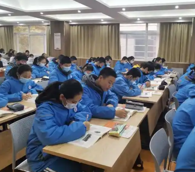 升学班选用文化课与专业课双线并进的培育形式文化课紧扣
