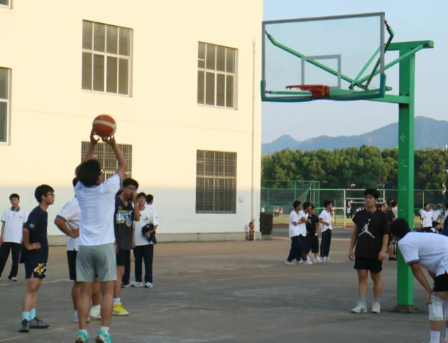 校园坚持以赛为媒以体育心把班超班BA作为校园体育提质的重要